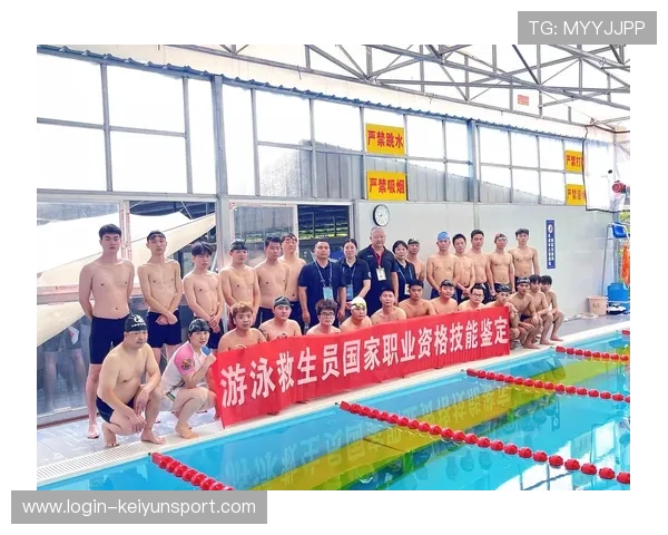 游泳馆加强教练员与救生员联动应急演练，游泳池救生员培训